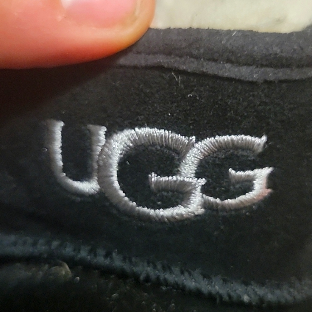 Black cute baby Uggla boots w fur